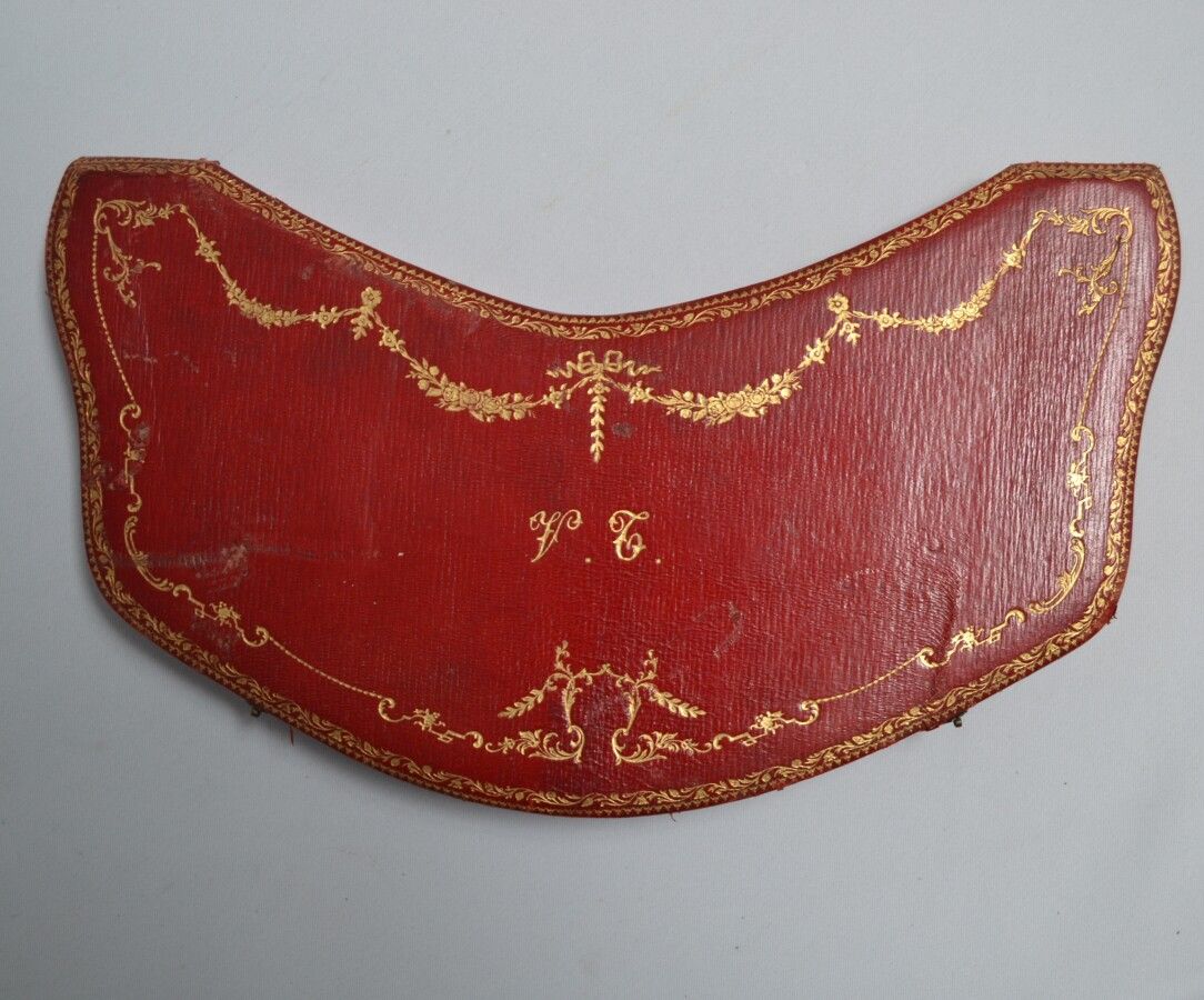 Null 红色摩洛哥护封上印有一个小铁片，用于一套12个摩卡勺子

19 x 32.5厘米（磨损）。