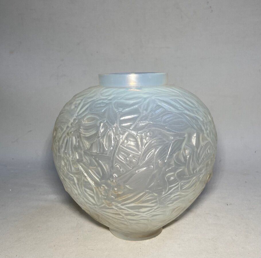 Null R. LALIQUE

Gui, modèle créé en 1920. 

Vase en cristal, signé

H.: 17 cm (&hellip;