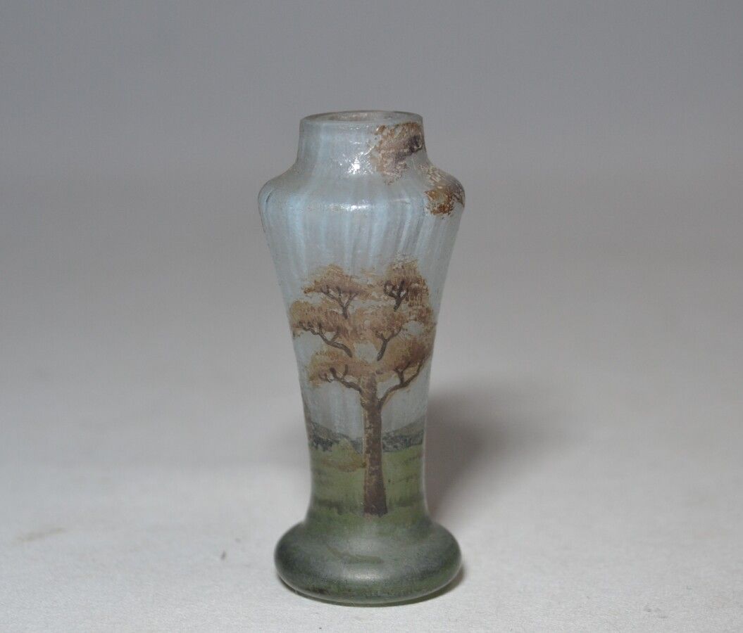 Null DAUM # Nancy

Vase miniature en verre à décor émaillé d'un paysage arboré, &hellip;