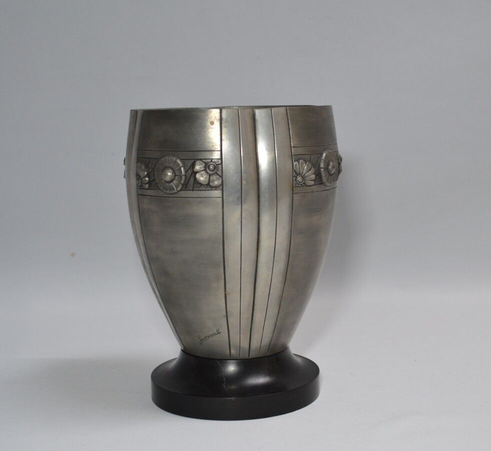 Null Albert ERMENAULT (XIX-XXth)

Pewter vase on a wooden base, with repoussé de&hellip;