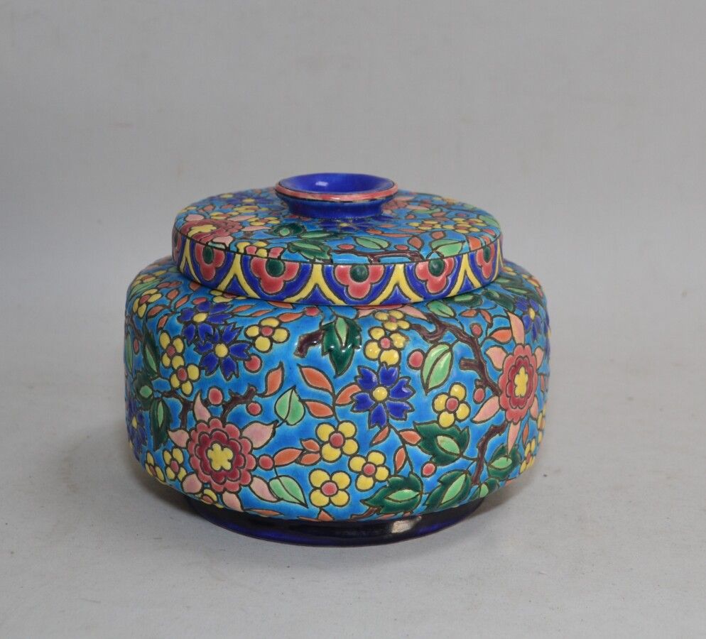 Null LONGWY

Pot couvert en faïence à décor émaillé polychrome

H.: 11.5 cm D.: &hellip;