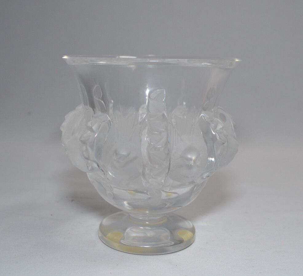 Null LALIQUE 法国

Dampierre

一个白色的压制玻璃花瓶，底座上有燕子，署名 "Lalique France"。

H.12厘米