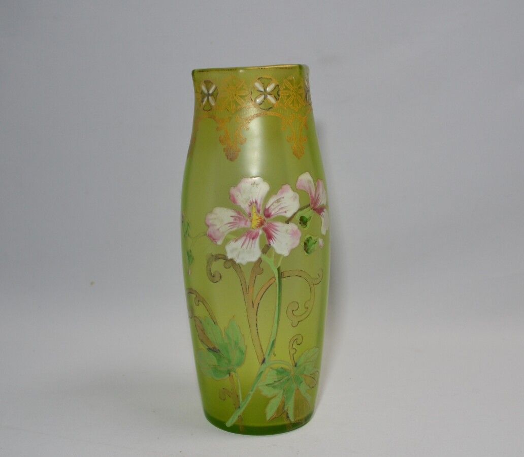 Null VASE en verre teinté à décor émaillé de fleurs

Circa 1900

H.: 25 cm