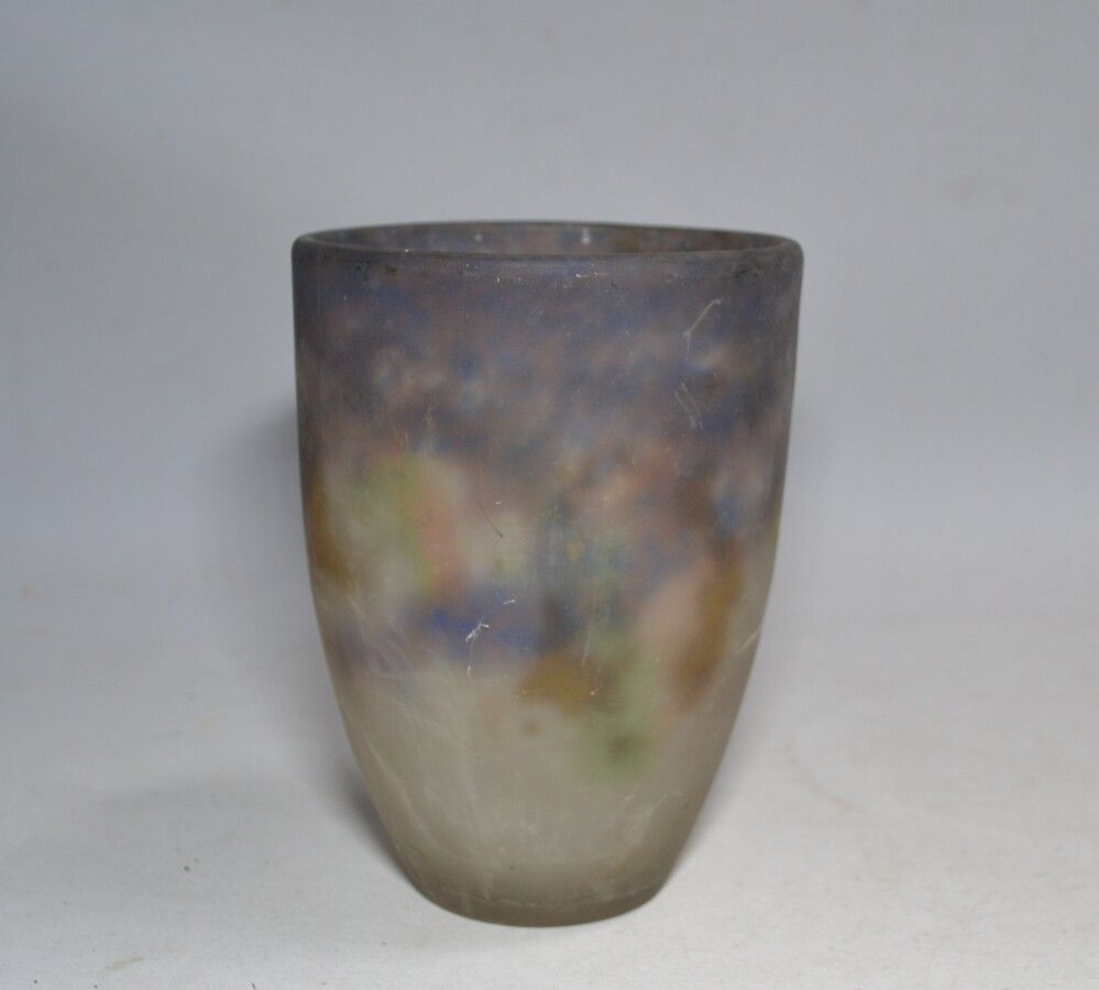 Null MULLER Frères à LUNEVILLE

Vase en verre marmoréen, signé

H.: 13.6 cm