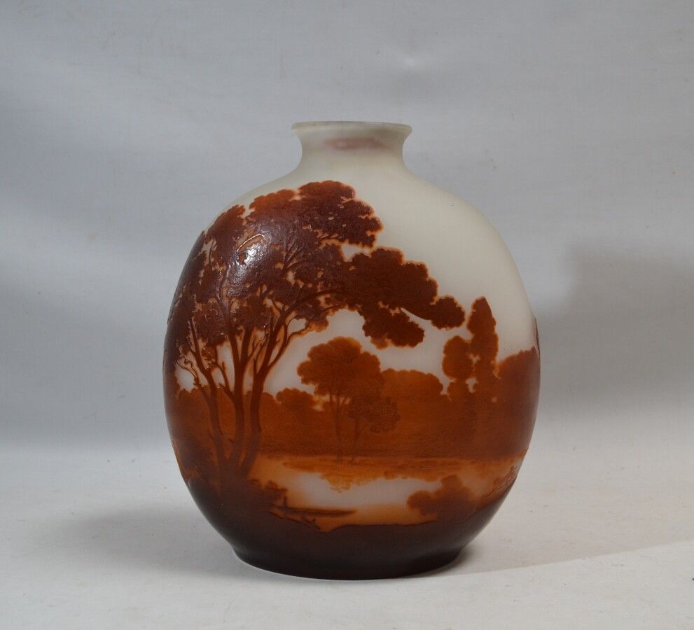 Null GALLE

Vase gourde en verre à décor multicouche dégagé à l'acide d'un paysa&hellip;