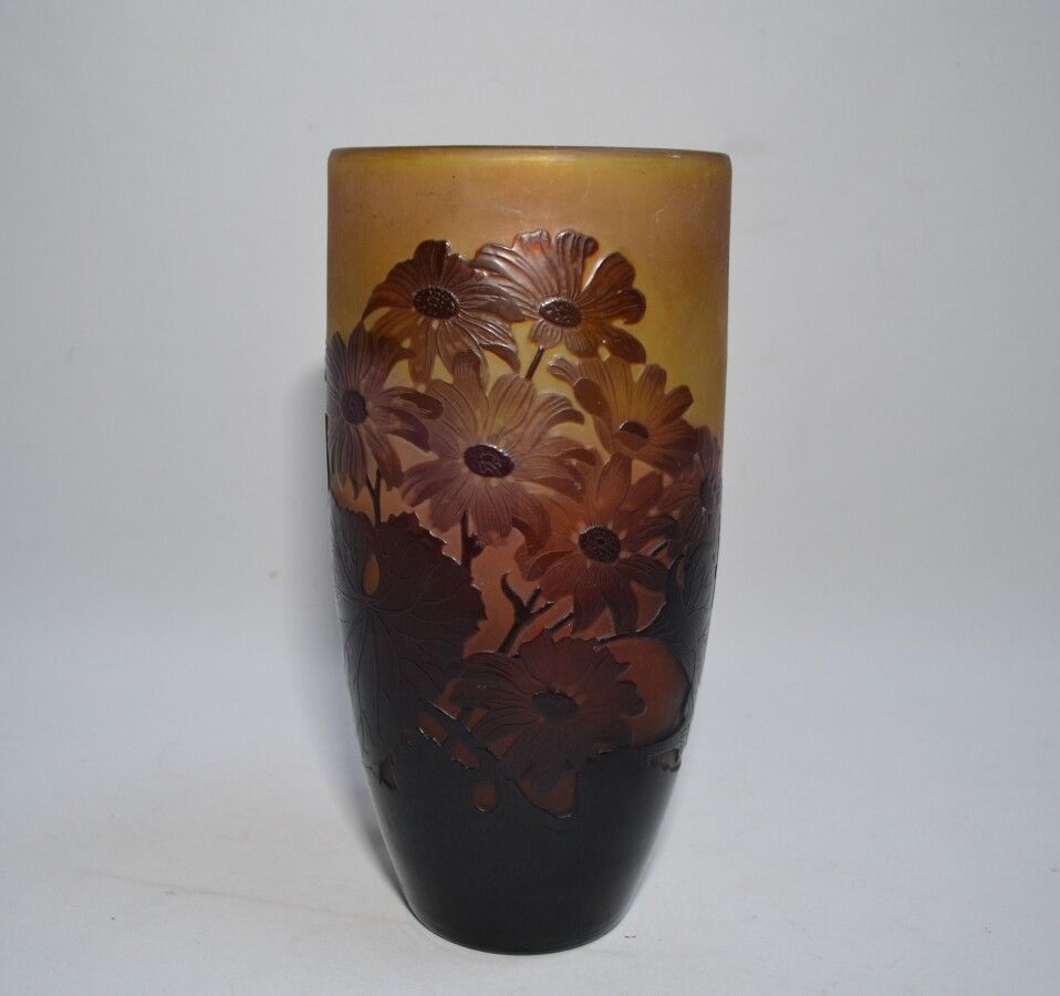 Null GALLE 

Vase en verre multicouche à décor dégagé à l'acide de fleurs, signé&hellip;