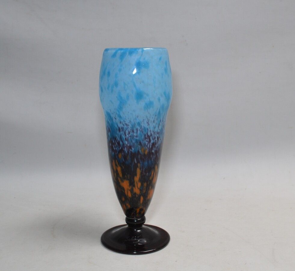Null SCHNEIDER

Vase en verre marmoréen reposant sur un piédouche, signé

H.: 26&hellip;