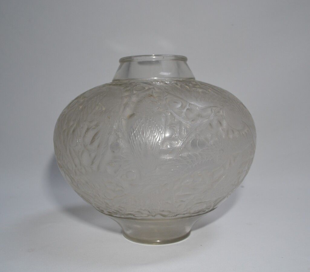 Null R. LALIQUE

Aras, modèle créé en 1924. 

Vase en verre blanc soufflé moulé &hellip;