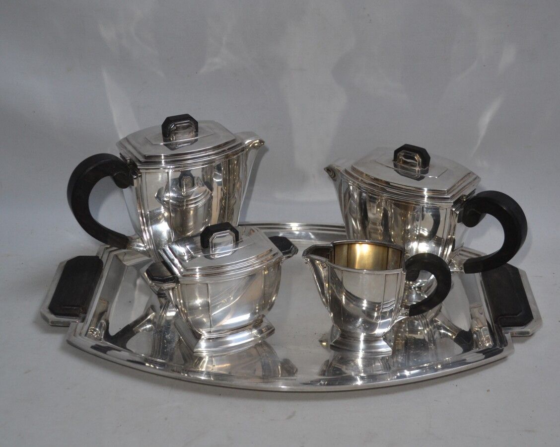 Null ART DECO

Service à thé et café en métal argenté, comprenant une théière, u&hellip;