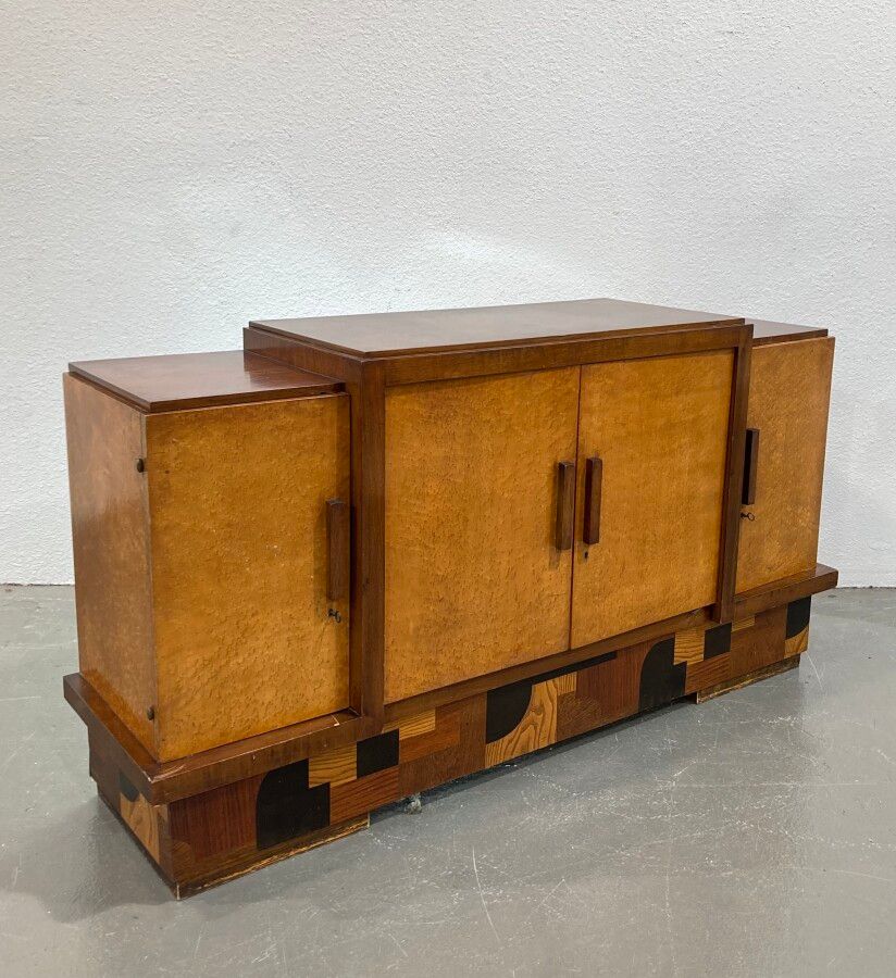 Null 米歇尔-杜菲(1888-1985)

现代主义胡桃木贴面餐具柜，长方形结构，有凹陷的侧板，前面有四个门，略微凹陷的底座三面有立体镶嵌装饰

装饰艺术时&hellip;