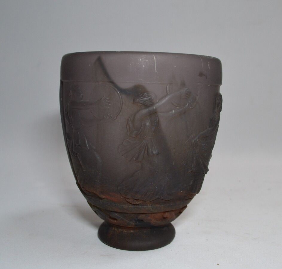 Null Georges DE FEURE (1868-1943)

Vase en pâte de verre mauve, décor à l'antiqu&hellip;