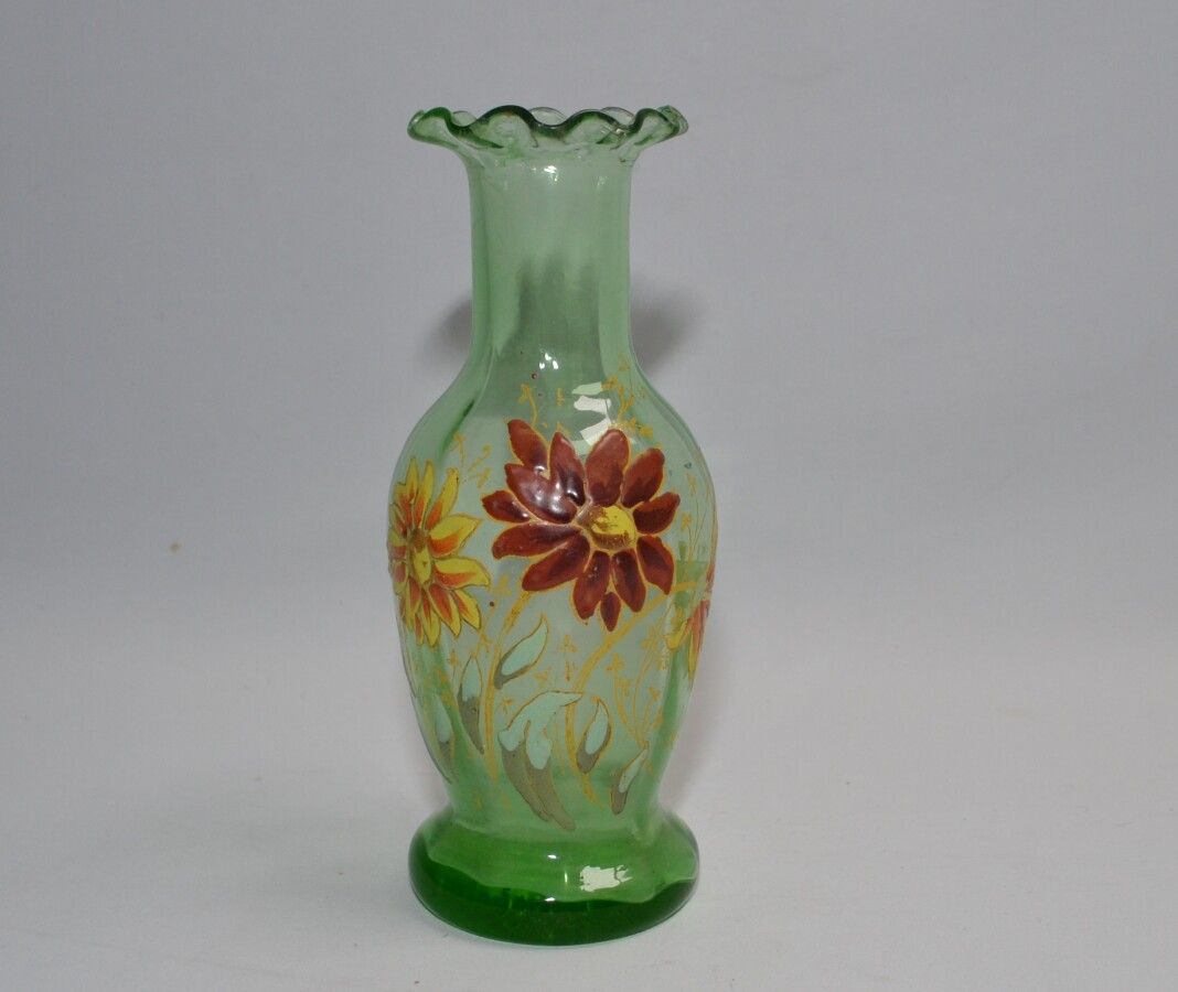 Null VASE en verre teinté à décor émaillé de fleurs, le col ourlé

Circa 1900

H&hellip;