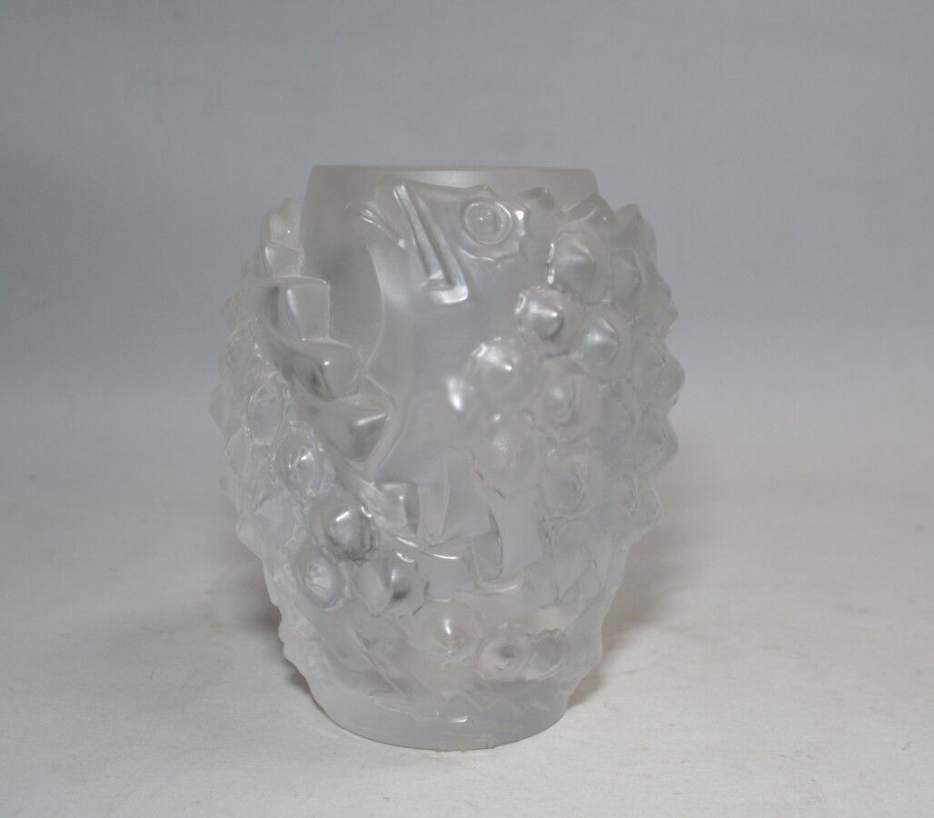 Null R.拉利克

球鱼

压制成型的玻璃卵形花瓶，签名为 "R.拉利克"。

高：12.8厘米