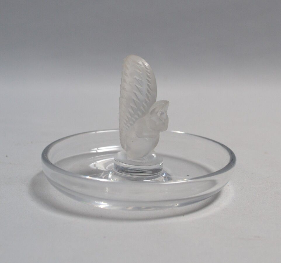 Null LALIQUE France

Ecureuil

Baguier en cristal moulé pressé, signé

H.: 6 cm