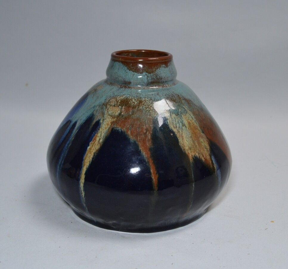 Null AMIENS

Vase en céramique émaillée, situé et daté 1917

H.: 12 cm