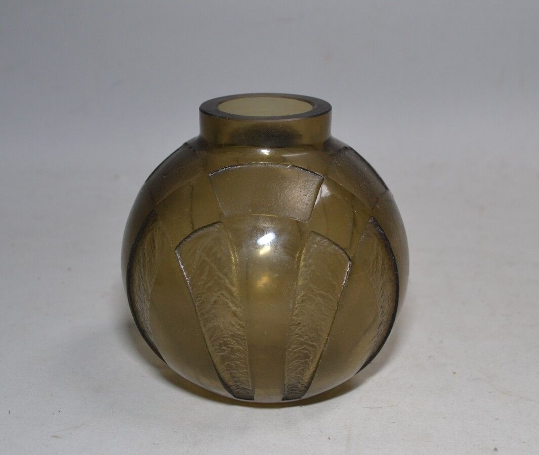 Null CHARDER - LE VERRE FRANCAIS

Vase boule en verre fumé poli dépoli à décor g&hellip;