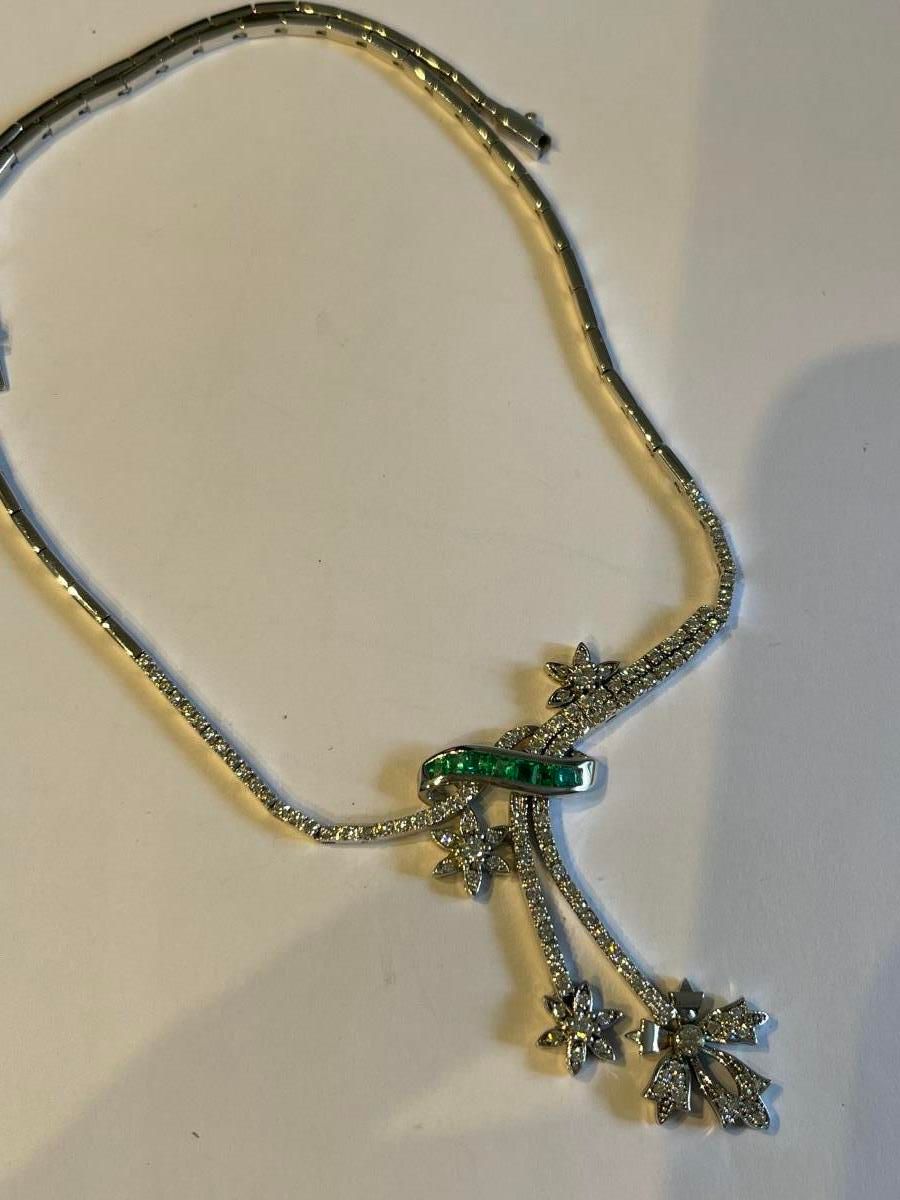 Null 镶嵌钻石和绿宝石的白金项链，带花和蝴蝶结，重27.2克