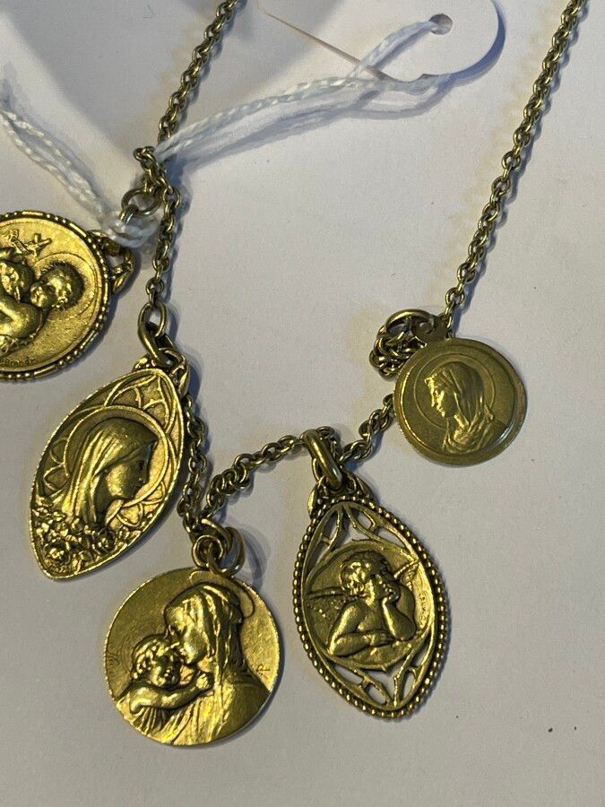 Null Halskette aus Gelbgold und 5 Medaillen aus Gelbgold, Gewicht 25,3 g