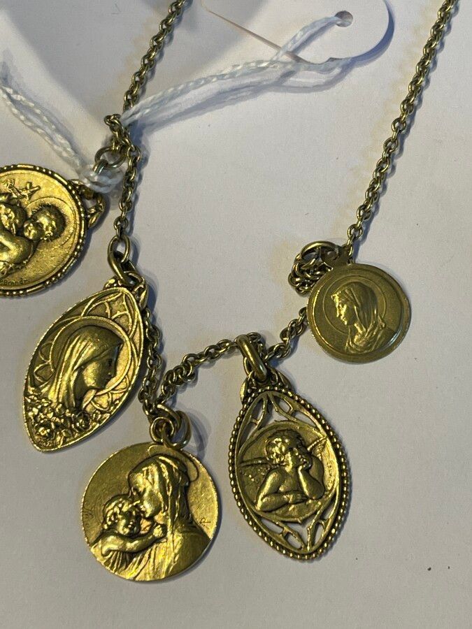 Null Collana in oro giallo e 5 medaglie in oro giallo peso 25,3 g