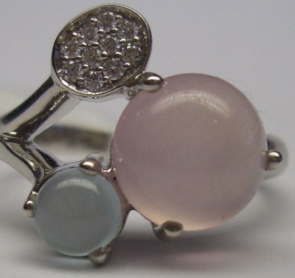 Null Ring aus Weißgold, besetzt mit einem rosa Quarz im Cabochon-Schliff mit ein&hellip;