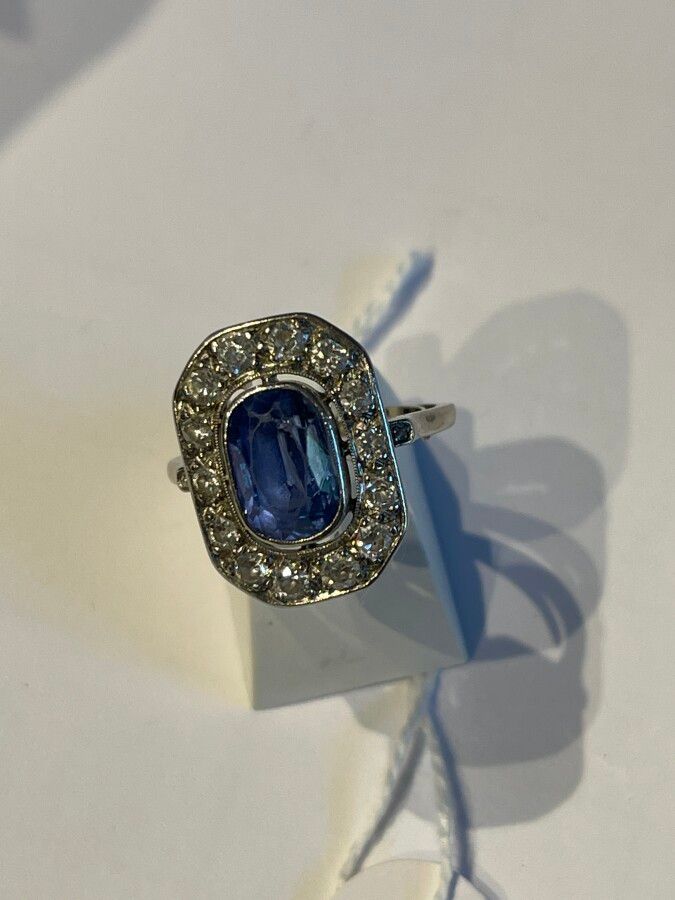Null 白金和铂金戒指，中间是一颗透明蓝宝石，周围有14颗钻石，总重6.9克