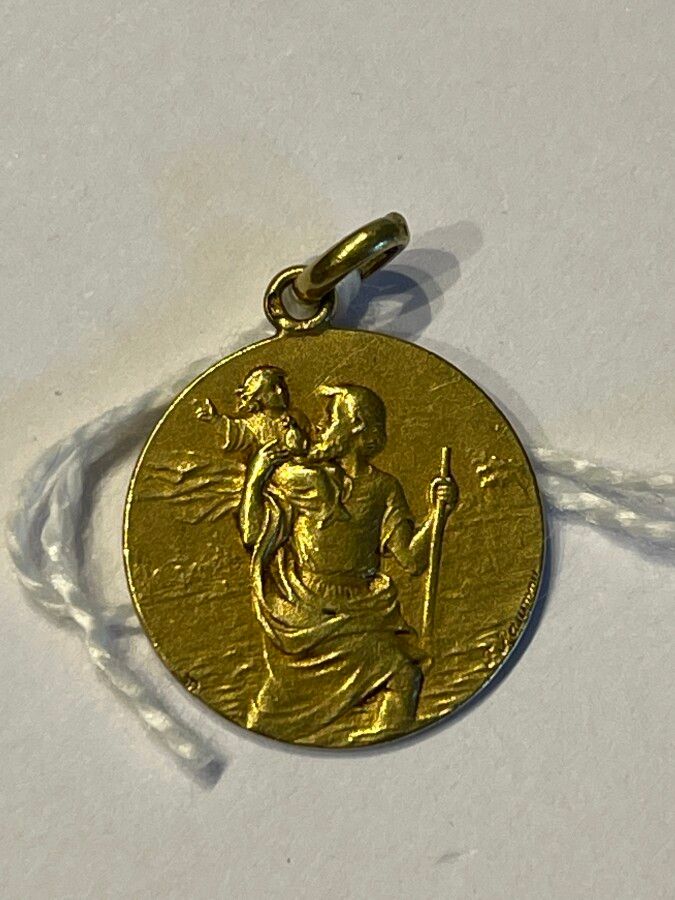 Null Round medal in yellow gold St Joseph carrying the baby Jesus weight 3 g