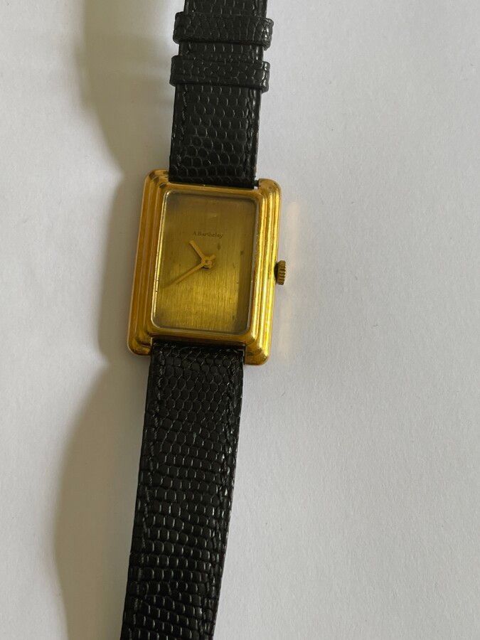 Null Alexis BARTELAY

男式手表，长方形金质表壳（3x2.5厘米），配以非原装手镯，总重27.3克，表盘状况一般。
