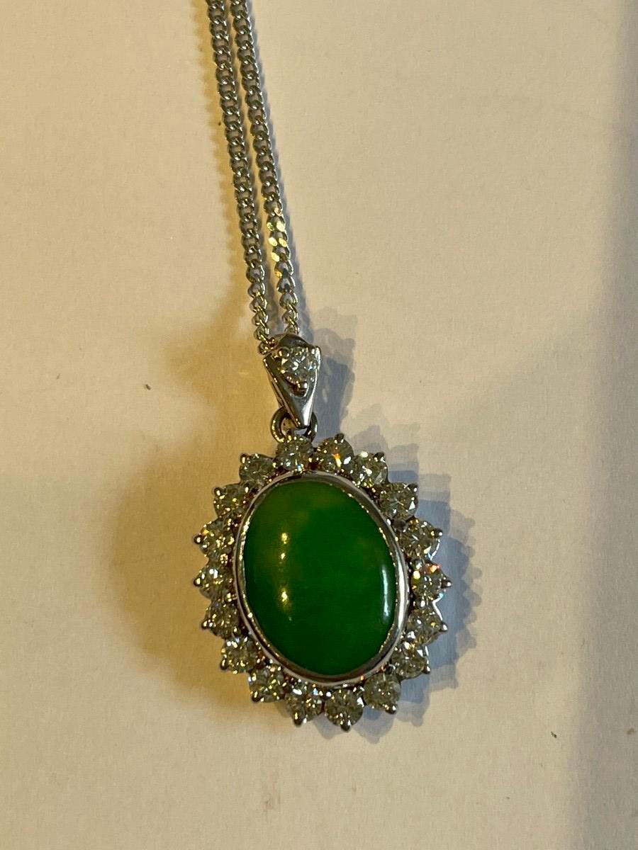 Null White gold pendant necklace set with a green beryl (?) surrounded by diamon&hellip;