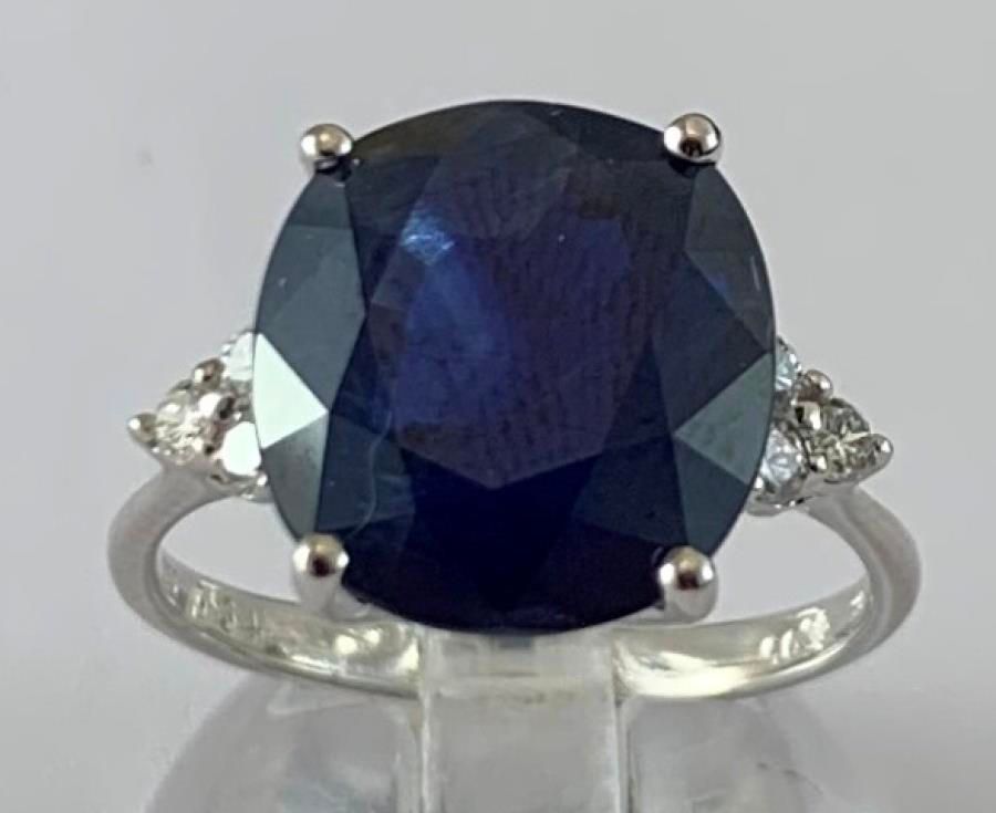 Null 白金戒指，镶嵌了一颗7.34克拉的枕形切割蓝宝石和6颗圆钻。

TDD: 53, 重量3g75