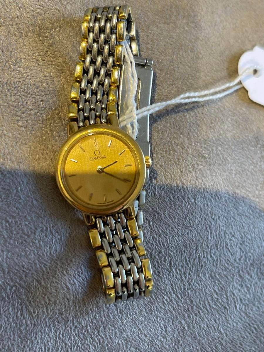 Null 欧米茄DeVille表款

精钢镀金女士腕表，圆形表盘22毫米，石英机芯，额外的链接，带盒子和文件购买 1989年