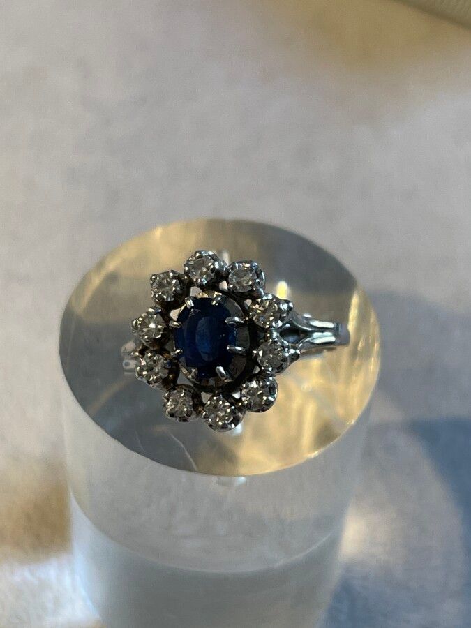Null 镶嵌蓝宝石和钻石的白金戒指，重量为6.6克TDD 56