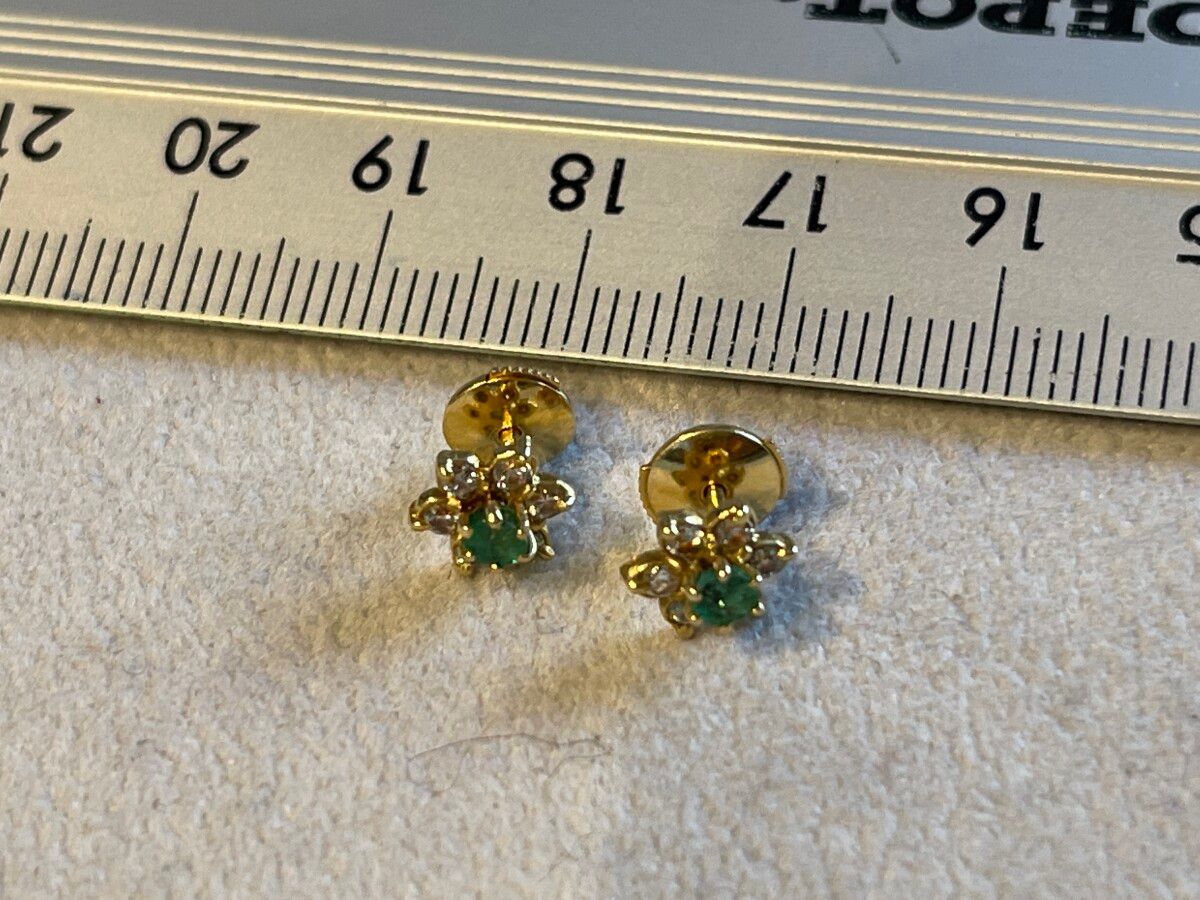 Null Ohrringe aus Gold, Smaragden und Diamanten Gewicht 1,6 g