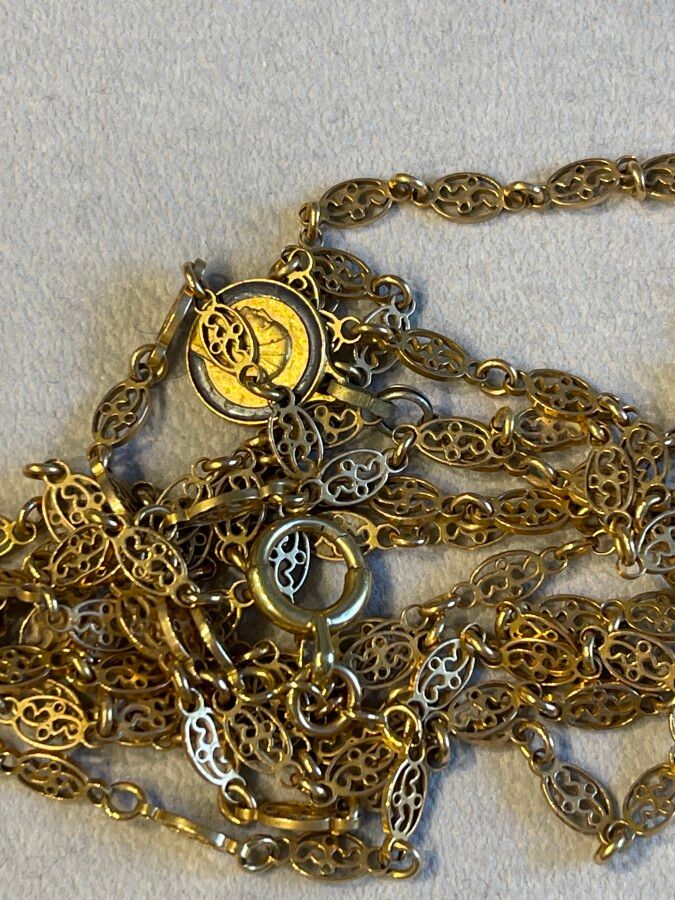 Null 黄金表链，橄榄形链节，毛重35.3克，附有金属奖章