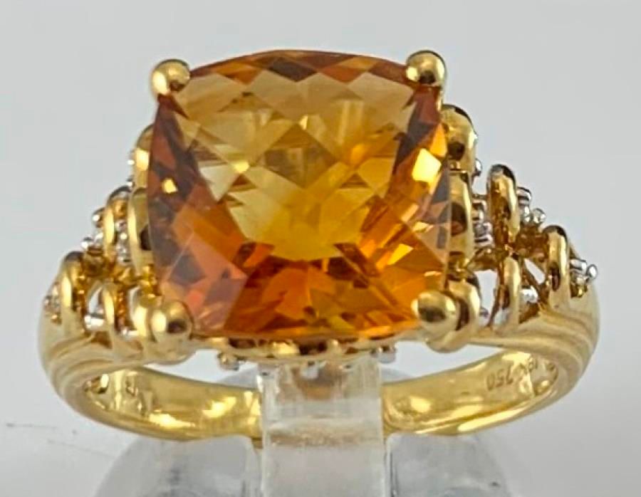 Null Yellow gold ring set with a 4 carat cushion cut Citrine set with small roun&hellip;