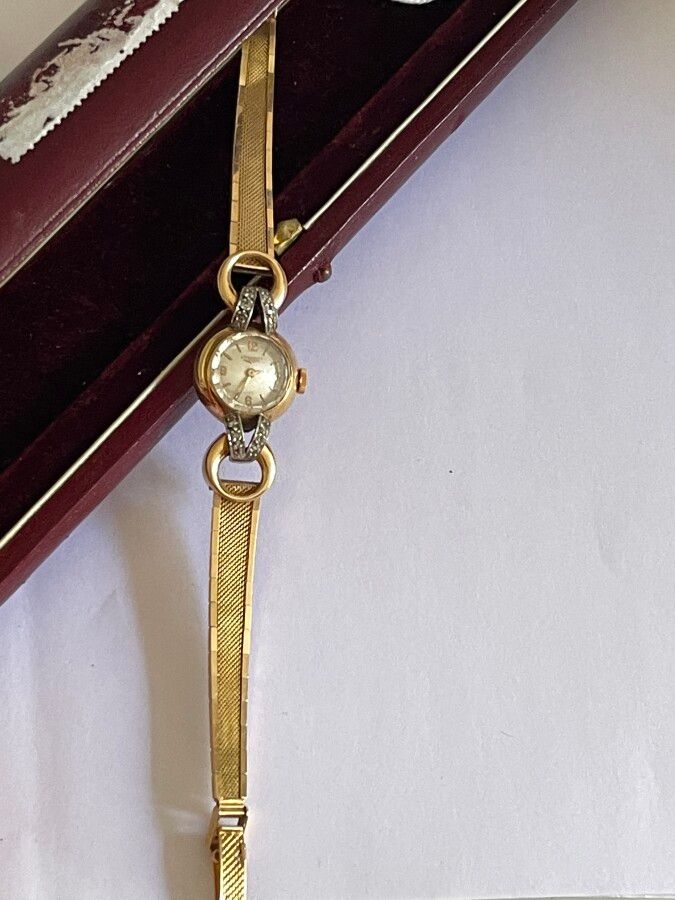 Null 20世纪50年代的LONGINES

黄金女士手镯表，表圈镶有小钻石和两个金扣，金编织手镯，总重28.2克，带原厂表壳。