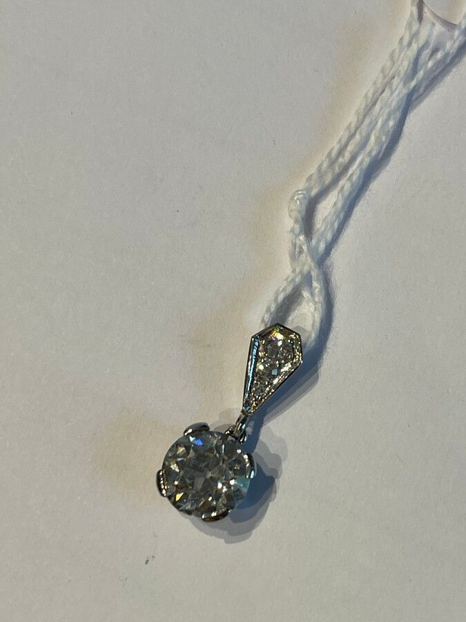 Null White gold or platinum PENDANT set with an old cut diamond, the clasp with &hellip;
