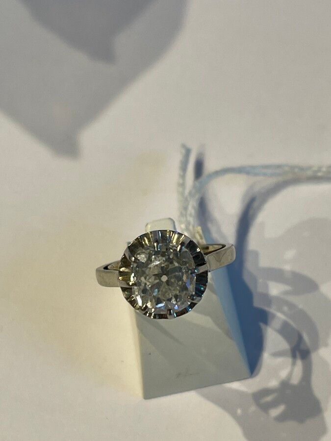 Null 白金和铂金戒指，带单颗老式切割钻石，毛重5.8克
