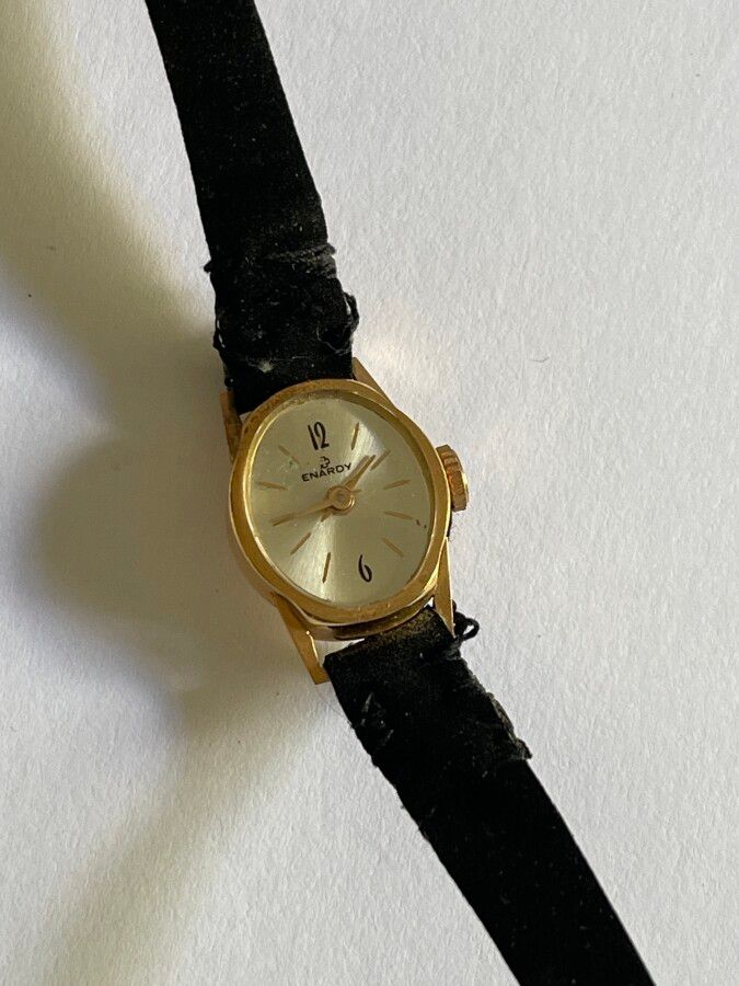 Null small lady's WATCH with gold case on used leather strap gross weight 7.4 g