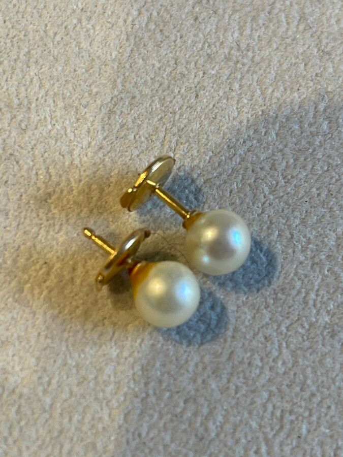 Null Gold earrings with cultured pearls, weight 1.9 g