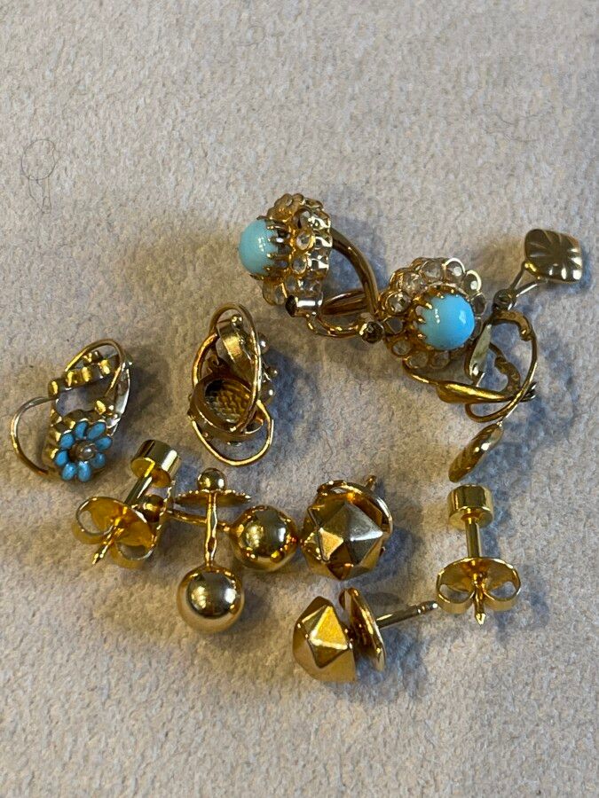 Null LOT of gold earrings, gross weight 6.8 g