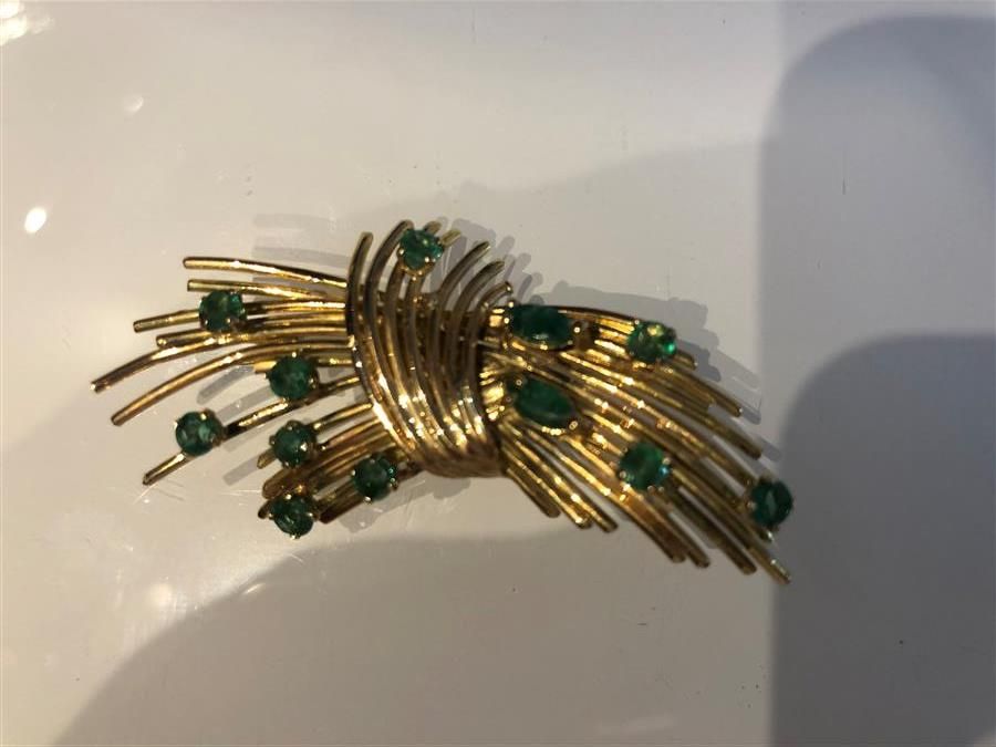 Null Gold pin with twelve small emeralds

Gross weight: 12 gr