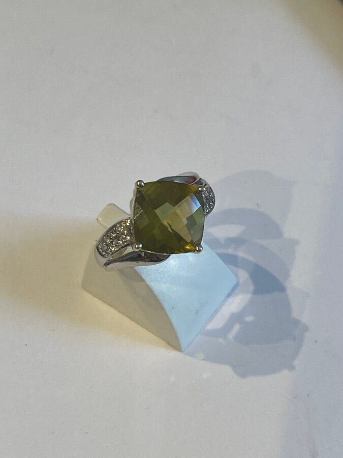 Null 白金戒指，镶嵌有切面的橄榄石和钻石，重量为7.5克