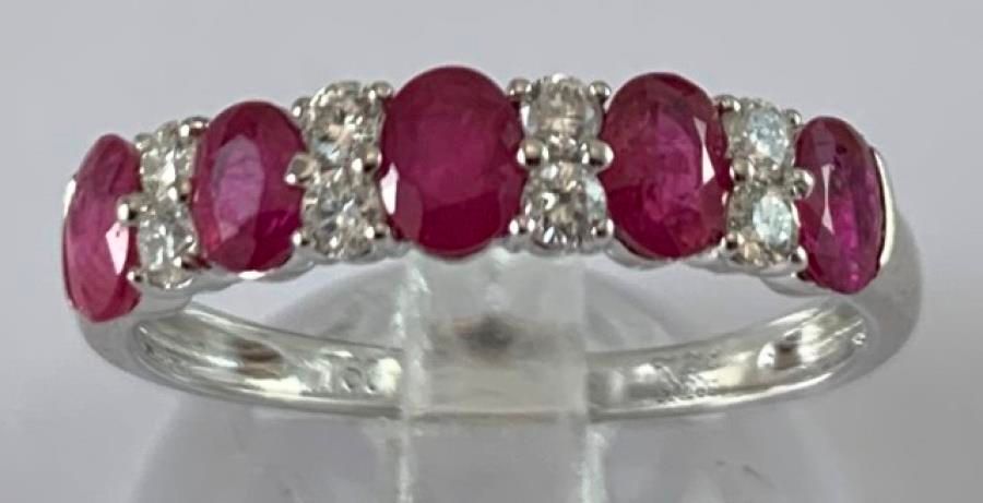 Null White gold half-ALLIANCE set with 5 oval-cut rubies calibrating 1.15 carat &hellip;