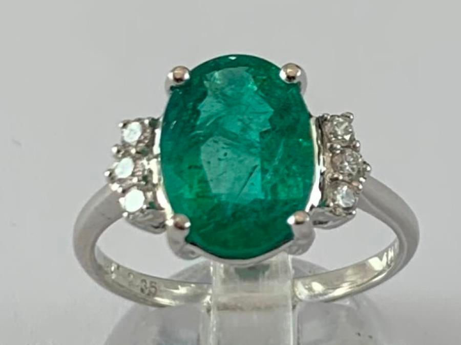 Null Ring aus Weißgold mit einem ovalen Smaragd von 2,35 Karat und 6 runden Diam&hellip;