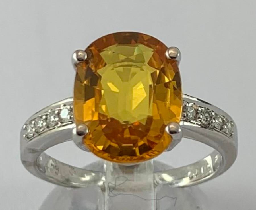 Null BAGUE en or blanc sertie d'un important Saphir Jaune Traité de taille ovale&hellip;