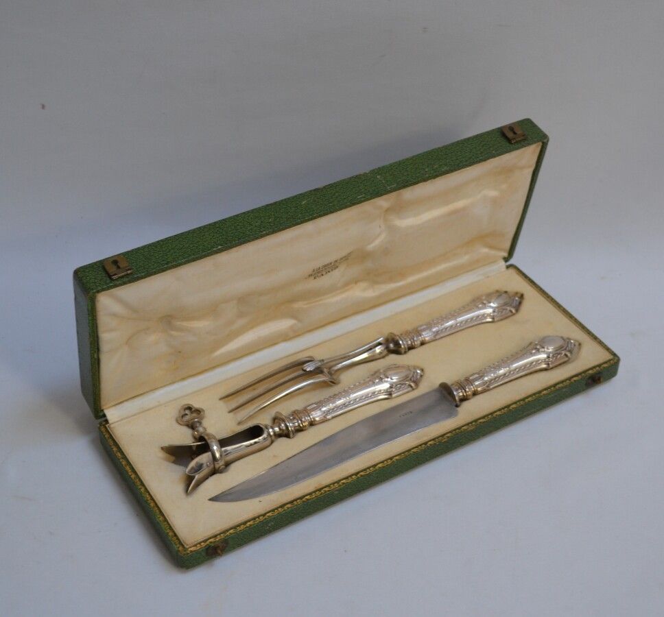 Null 镀银雕刻套装，包括一个服务叉、一把服务刀和一个羊腿手柄

密涅瓦

长：20.5至31厘米（在其原始形状的箱子里