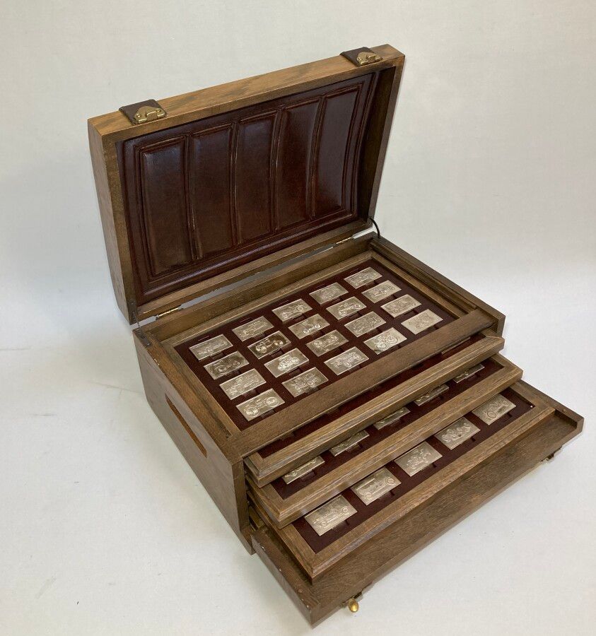 Null 木质奖章盒，内含74个代表经典汽车的长方形银牌集合

标记为 "第一标题"。

Goldsmith: Le Médailler Franklin

3&hellip;