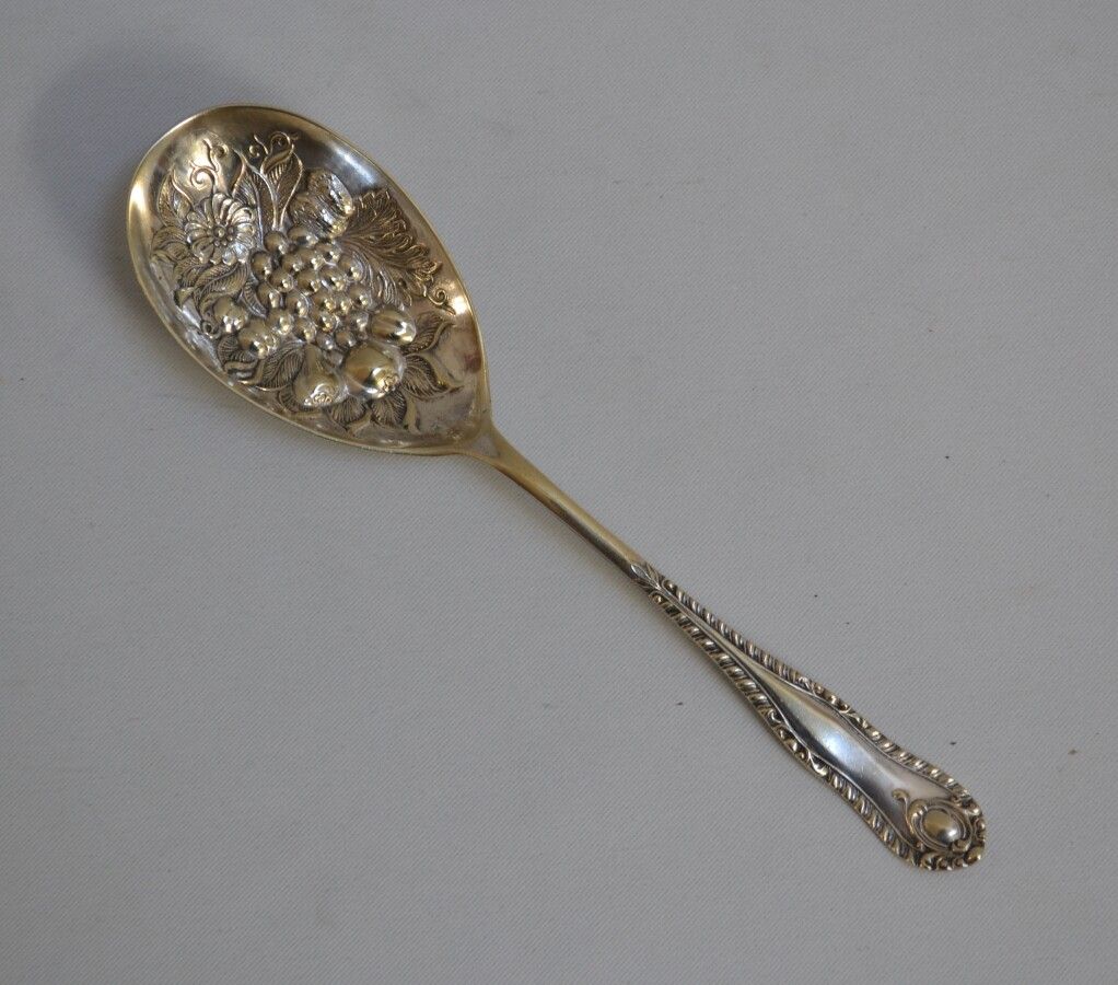 Null Spoon in silver, the spoon with repoussé decoration

Foreign work

L.: 20 c&hellip;
