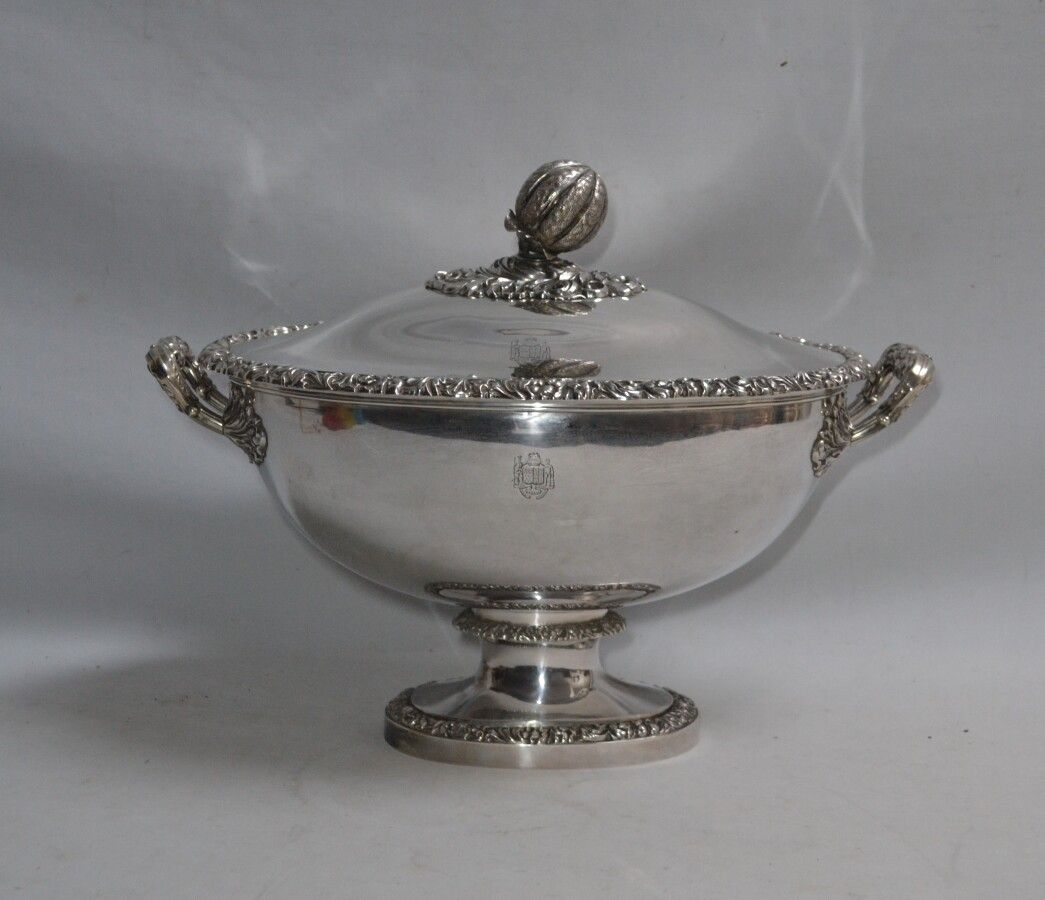 Null Covered silver soup tureen on a pedestal, rich frieze of flowers and foliag&hellip;