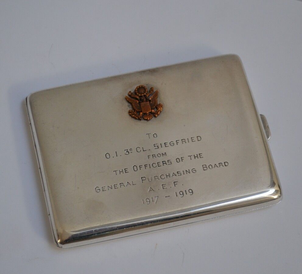Null CIGARETTES BOX in argento semplice, il coperchio inciso

Minerva

9 x 12 cm&hellip;